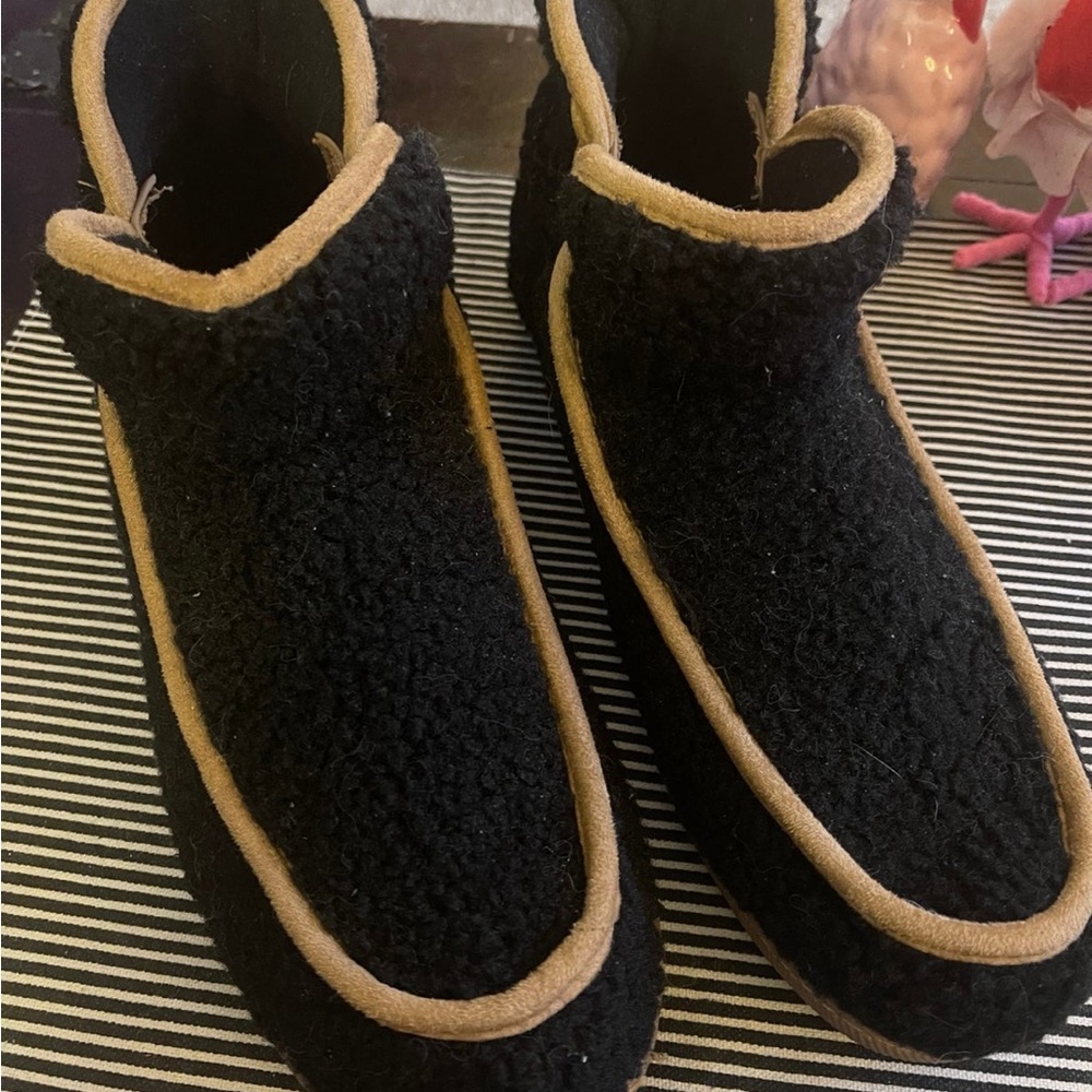 Kohls Black & Tan Fuzzy Warm Slip on Slippers Booties for indoor/outdoor…